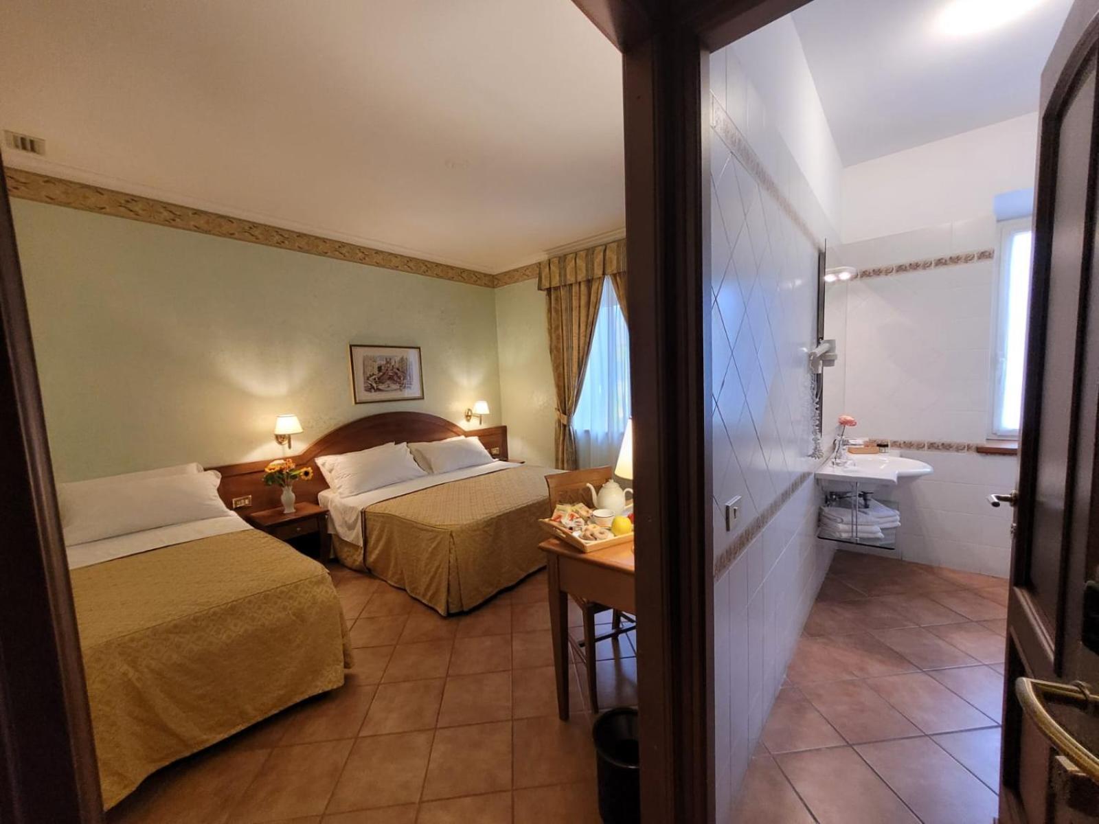 גרוטאפראטה Hotel Squarciarelli מראה חיצוני תמונה