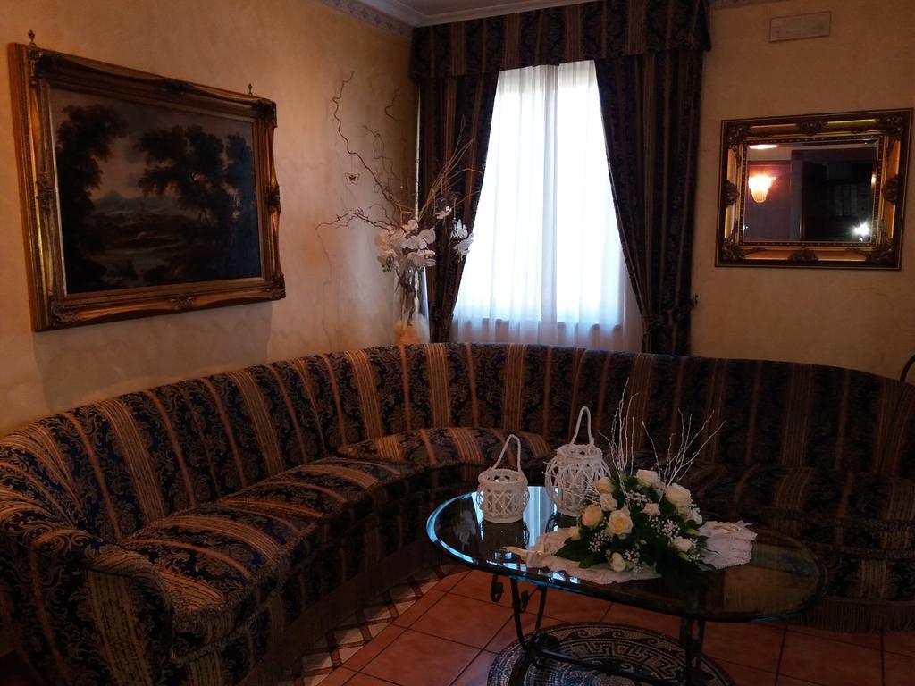 גרוטאפראטה Hotel Squarciarelli מראה חיצוני תמונה