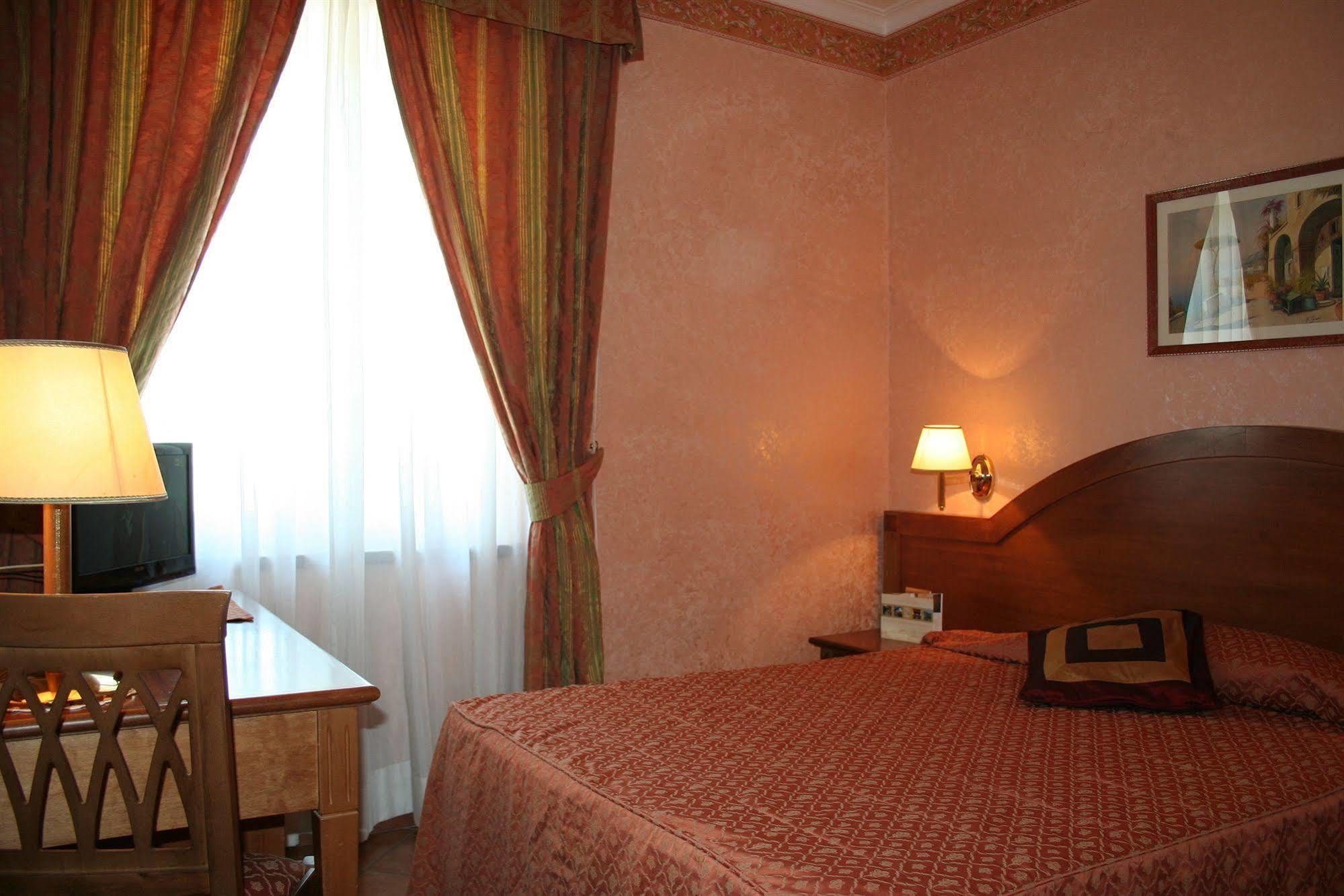 גרוטאפראטה Hotel Squarciarelli מראה חיצוני תמונה