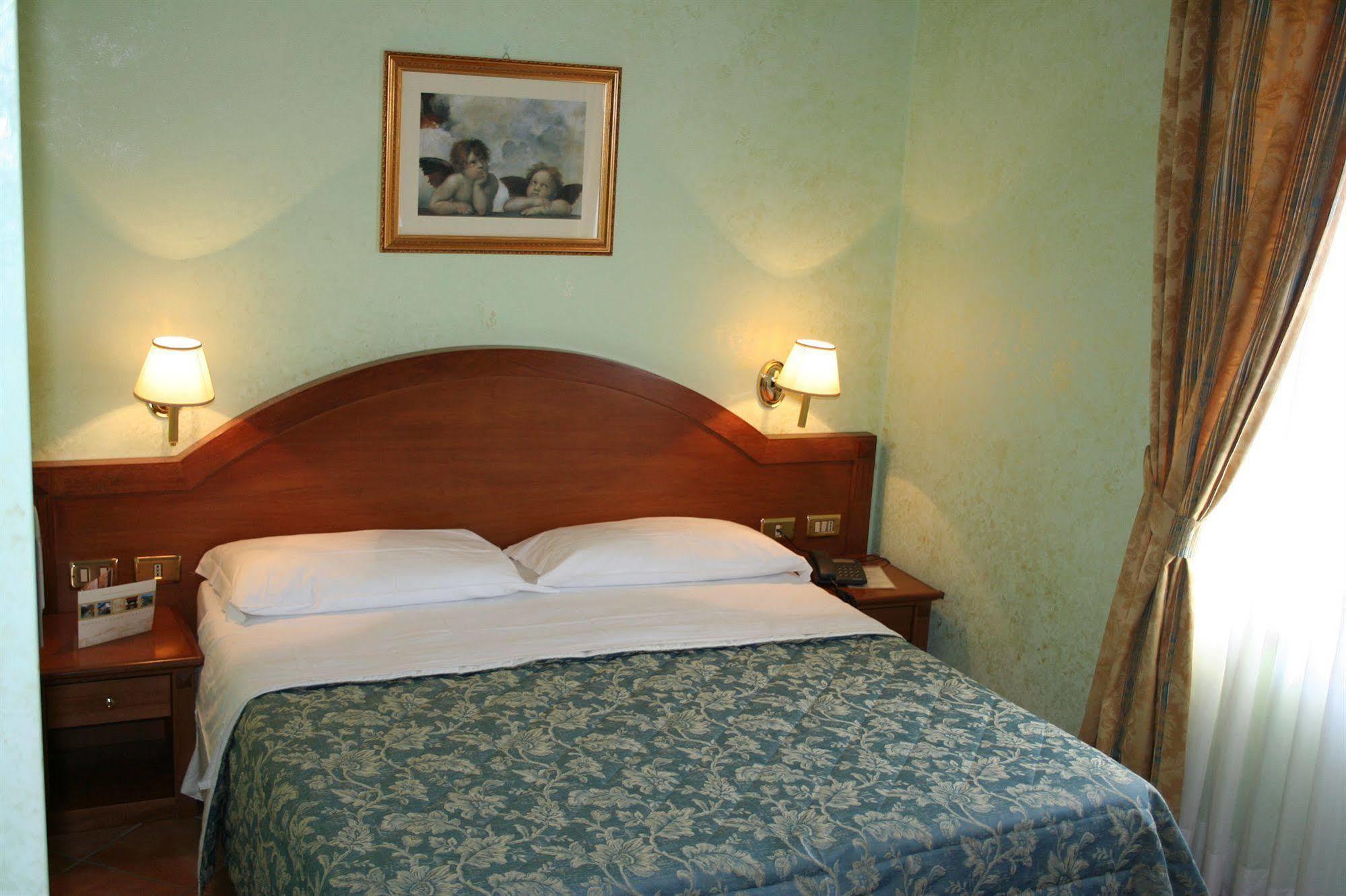 גרוטאפראטה Hotel Squarciarelli מראה חיצוני תמונה