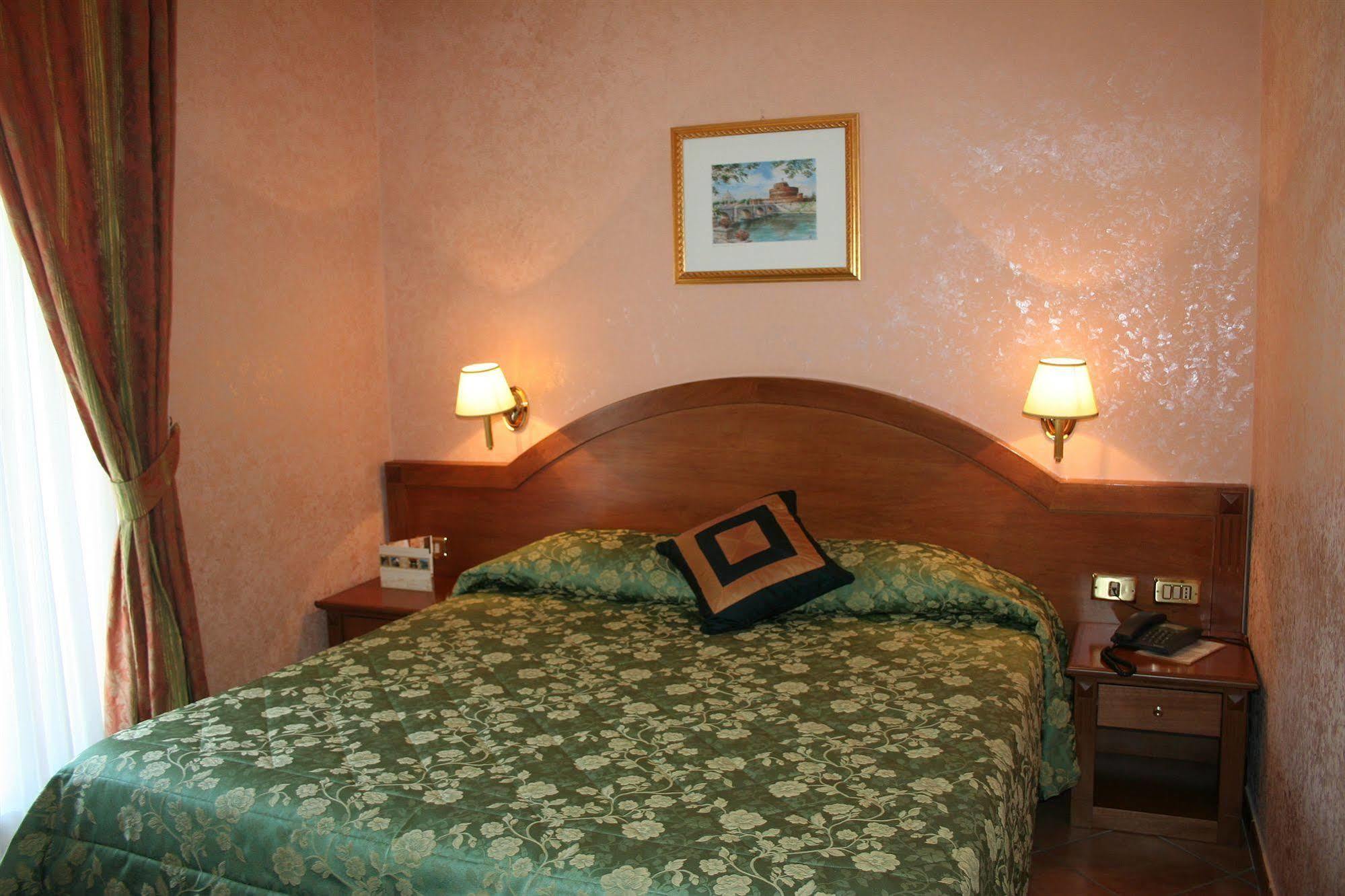 גרוטאפראטה Hotel Squarciarelli מראה חיצוני תמונה